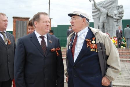 Председатель Алтайского краевого Законодательного собрания Иван ЛООР с участниками войны на избирательном округе